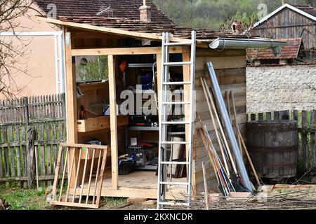 Mirjana Petricevic (50) et Jean-Louis Annaloro (61) de Paris ont décidé de remplacer la vie stressante et trépidante de la métropole française par la paix et le calme d'un petit village slave Stara Kapela, Croatie, 29 avril 2021. Un couple français à Stara Kapela a acheté une maison de rêve, et en raison de travaux de rénovation, ils dorment actuellement dans un campeur. Les sections locales les aident à travailler, à construire des permis et à établir des connexions à l'infrastructure. Ils hacher du bois tous les matins, tout est simple et ils l'apprécient. La paix qu'ils ont rencontrée et le mode de vie presque Robinson Crusoe ont un très positif Banque D'Images