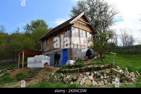 Mirjana Petricevic (50) et Jean-Louis Annaloro (61) de Paris ont décidé de remplacer la vie stressante et trépidante de la métropole française par la paix et le calme d'un petit village slave Stara Kapela, Croatie, 29 avril 2021. Un couple français à Stara Kapela a acheté une maison de rêve, et en raison de travaux de rénovation, ils dorment actuellement dans un campeur. Les sections locales les aident à travailler, à construire des permis et à établir des connexions à l'infrastructure. Ils hacher du bois tous les matins, tout est simple et ils l'apprécient. La paix qu'ils ont rencontrée et le mode de vie presque Robinson Crusoe ont un très positif Banque D'Images