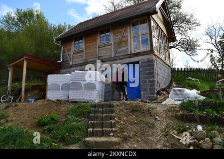 Mirjana Petricevic (50) et Jean-Louis Annaloro (61) de Paris ont décidé de remplacer la vie stressante et trépidante de la métropole française par la paix et le calme d'un petit village slave Stara Kapela, Croatie, 29 avril 2021. Un couple français à Stara Kapela a acheté une maison de rêve, et en raison de travaux de rénovation, ils dorment actuellement dans un campeur. Les sections locales les aident à travailler, à construire des permis et à établir des connexions à l'infrastructure. Ils hacher du bois tous les matins, tout est simple et ils l'apprécient. La paix qu'ils ont rencontrée et le mode de vie presque Robinson Crusoe ont un très positif Banque D'Images