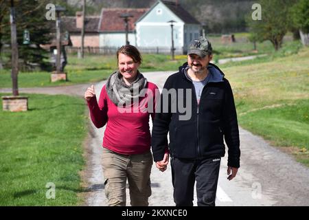 Mirjana Petricevic (50) et Jean-Louis Annaloro (61) de Paris ont décidé de remplacer la vie stressante et trépidante de la métropole française par la paix et le calme d'un petit village slave Stara Kapela, Croatie, 29 avril 2021. Un couple français à Stara Kapela a acheté une maison de rêve, et en raison de travaux de rénovation, ils dorment actuellement dans un campeur. Les sections locales les aident à travailler, à construire des permis et à établir des connexions à l'infrastructure. Ils hacher du bois tous les matins, tout est simple et ils l'apprécient. La paix qu'ils ont rencontrée et le mode de vie presque Robinson Crusoe ont un très positif Banque D'Images