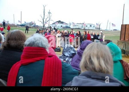 Tempête violente Tornado - Joplin, Missouri. , 22 novembre 2011 choix de College Heights, St. L'Église méthodiste unie de Paul et le Christ d'Oronogo se déroulent pendant « The Spirit Lives », un service commémoratif tenu dans le parc Cunningham. Une tornade de F5 a frappé la ville il y a 6 mois sur 22 mai 2011. Jace Anderson/FEMA... Photographies relatives aux programmes, aux activités et aux fonctionnaires de gestion des catastrophes et des situations d'urgence Banque D'Images