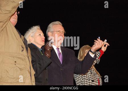 Tempête violente Tornado - Joplin, Missouri. , Le 22 novembre 2011 la première dame Georganne Nixon et le gouverneur du Missouri Jay Nixon se joignent à des centaines de personnes dans le parc Cunningham en tenant des lumières pour commémorer le 5:41 p. M. moment dans le temps la tornade F5 esturck la ville sur 22 mai 2011. Jace Anderson/FEMA... Photographies relatives aux programmes, aux activités et aux fonctionnaires de gestion des catastrophes et des situations d'urgence Banque D'Images