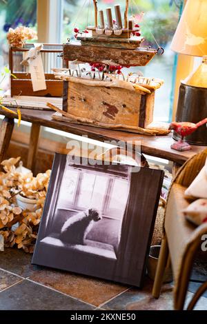 Œuvres d'art et objets décoratifs dans un chalet en Angleterre Banque D'Images