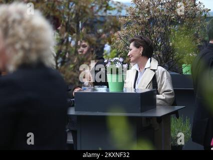 Les gens sont vus dans le restaurant latéral sur le toit de la rue Strojarska à Zagreb, Croatie, sur 13 mai. L'Association indépendante des restaurateurs, en coopération avec le siège national de la protection civile et l'Institut croate de la santé publique, a organisé le premier projet pilote - un dîner sans mesures épidémiologiques. Les personnes qui ont reçu deux doses du vaccin, qui ont récupéré de Covid dans les 180 jours, ou les personnes qui ont un test PCR négatif ou un test rapide d'antigène n'ayant pas plus de 48 heures assistent à un dîner. Une semaine après l'événement, les participants seront testés par PCR et si je l'ai fait Banque D'Images