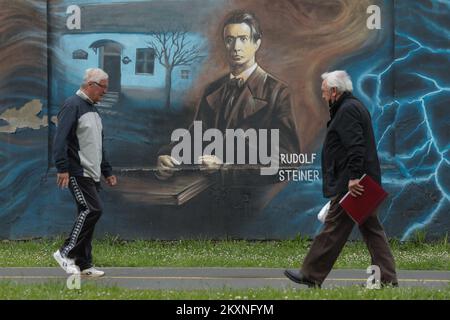 Murale du philosophe, éducateur, écrivain, ésotéricien croate-autrichien et fondateur principal de l'anthroposophie Rudolf Steiner, dans le passage de la rue du cardinal Alojzije Stepinac au marché de la haute-ville d'Osijek, en Croatie, sur 17 mai 2021. Le mur peint de la prison d'Osijek est l'œuvre de l'artiste d'Osijek Igor Desic. Photo: Dubravka Petric/PIXSELL Banque D'Images