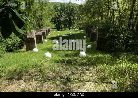 Photo prise sur 18 mai 2021. Montre le plus grand rosarypreyer au monde, dans le village de Popovec près de Beli Manastir, Croatie. Le rosaire est de 500 mètres de long et se compose de 59 perles, et le crucifix est de 3,5 mètres de haut et est situé à l'entrée du sanctuaire.photo: Dubravka Petric/PIXSELL Banque D'Images