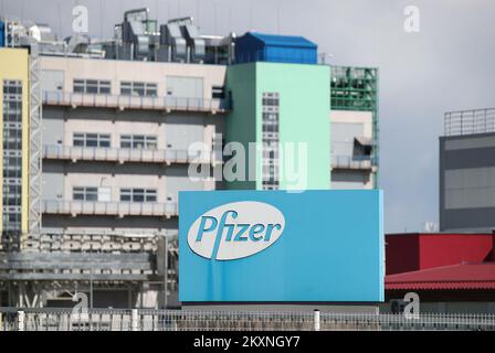 Photo prise sur 20 mai 2021. Montre l'usine de Pfizer à Novi Marof, Zapresic, Croatie.le Premier ministre Andrej Plenkovic a annoncé jeudi que la société pharmaceutique Pfizer produirait des matériaux pour son vaccin Covid-19 dans son usine de Savski Marof à l'extérieur de Zagreb.Plenkovic a rappelé que la Commission européenne avait annoncé jeudi qu'un accord avait été conclu avec Pfizer sur la livraison de 1,8 Milliards de doses de son vaccin Covid-19 en 2023. Photo: Igor Kralj/PIXSELL Banque D'Images