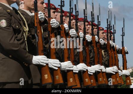 Un soldat est photographié lors d'un défilé militaire et d'un spectacle public à l'occasion du 30th anniversaire des forces armées au lac Jarun à Zagreb, en Croatie, sur 28 mai 2021. Aujourd'hui, le Premier ministre Andrej Plenkovic a annoncé que le gouvernement croate allait acheter 12 avions de chasse polyvalents français d'occasion de type Dassault Rafale F3R pour un prix de 999 millions d'euros. Photo: Robert Anic/PIXSELL Banque D'Images