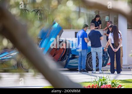 Les clients et les acheteurs potentiels arrivent à l'hôtel Radisson pour la présentation de la nouvelle hypervoiture électrique de Rimac Automobili appelée Nevera, à Dubrovnik, en Croatie, sur 03 juin 2021. Le nom donné par les habitants à une tempête méditerranéenne rapide, inattendue et puissante, qui traverse la mer ouverte au large de la Croatie, un nevera est extrêmement puissant et chargé par la foudre. Le fabricant d'Hypercar et spécialiste de la technologie électrique, Rimac Automobili, a dévoilé la version de production du C Two, qui devient maintenant le Nevera, un tout électrique, 1914hp, 415kmh, â‚-2m hypercar conçu et conçu pour libérer un non-préfabriqué Banque D'Images