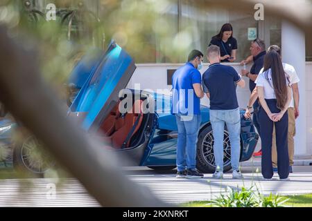 Les clients et les acheteurs potentiels arrivent à l'hôtel Radisson pour la présentation de la nouvelle hypervoiture électrique de Rimac Automobili appelée Nevera, à Dubrovnik, en Croatie, sur 03 juin 2021. Le nom donné par les habitants à une tempête méditerranéenne rapide, inattendue et puissante, qui traverse la mer ouverte au large de la Croatie, un nevera est extrêmement puissant et chargé par la foudre. Le fabricant d'Hypercar et spécialiste de la technologie électrique, Rimac Automobili, a dévoilé la version de production du C Two, qui devient maintenant le Nevera, un tout électrique, 1914hp, 415kmh, â‚-2m hypercar conçu et conçu pour libérer un non-préfabriqué Banque D'Images