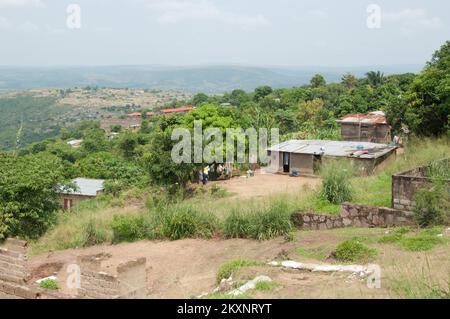 Homestead, cour et collines autour de Kinshasa, République démocratique du Congo Banque D'Images