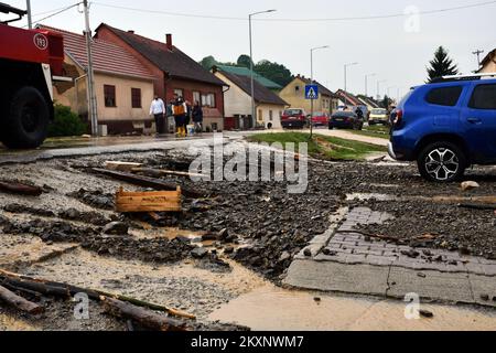 La tempête a inondé la colonie de Vinovci, située dans la ville de Pozega, en Croatie, sur 6 juin 2021. La zone autour de Pozega a été inondée après une forte pluie qui est tombée dans l'après-midi. Photo: Ivica Galovic/PIXSELL Banque D'Images