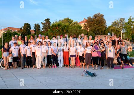 Les gens pratiquent le yoga pendant que le soleil se couche au monument de l'accueil au soleil dans le cadre de la célébration de la Journée de yoga inertielle à Zadar, Croatie sur 17 juin 2021. Le monument est conçu par l'architecte croate Nikola Basic. Il symbolise la communication avec la nature et communique avec la lumière. Photo: Dino Stanin/PIXSELL Banque D'Images