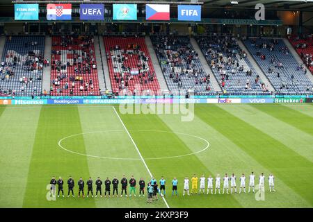 Les équipes nationales de Croatie et de République tchèque se sont mises en file pour l'hymne national avant le match de l'UEFA Euro 2020 Championship Group D entre la Croatie et la République tchèque au parc Hampden sur 18 juin 2021 à Glasgow, au Royaume-Uni. Photo: Goran Stanzl/PIXSELL Banque D'Images