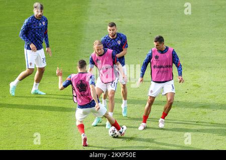 L'équipe de Croatie se réchauffe avant le match de championnat de l'UEFA Euro 2020 du groupe D entre la Croatie et l'Écosse au parc Hampden sur 22 juin 2021 à Glasgow, au Royaume-Uni. Photo: Goran Stanzl/PIXSELL Banque D'Images