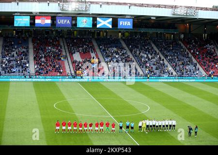 Les équipes nationales de Croatie et d'Écosse se sont mises en file pour l'hymne national lors du 2020 match de championnat européen de l'UEFA du groupe D entre la Croatie et l'Écosse au parc Hampden sur 22 juin 2021 à Glasgow, au Royaume-Uni. Photo: Luka Stanzl/PIXSELL Banque D'Images