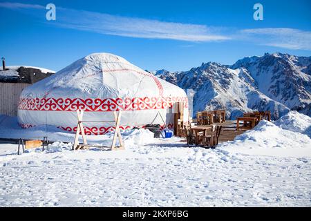 Petit restaurant de la maison de yourt dans les montagnes avec la toile de fond des montagnes de neige Banque D'Images