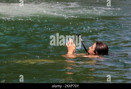 Certains ont cherché à se rafraîchir à cause des températures élevées en nageant dans la rivière Mreznica, dans le village de Belavici, en Croatie, le 24. Juin 2021. Photo: Kristina Stedul Fabac/PIXSELL Banque D'Images