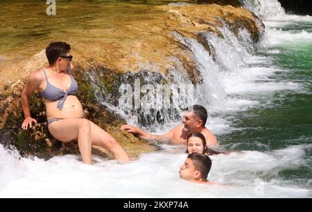 Certains ont cherché à se rafraîchir à cause des températures élevées en nageant dans la rivière Mreznica, dans le village de Belavici, en Croatie, le 24. Juin 2021. Photo: Kristina Stedul Fabac/PIXSELL Banque D'Images