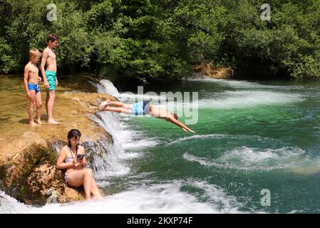 Certains ont cherché à se rafraîchir à cause des températures élevées en nageant dans la rivière Mreznica, dans le village de Belavici, en Croatie, le 24. Juin 2021. Photo: Kristina Stedul Fabac/PIXSELL Banque D'Images