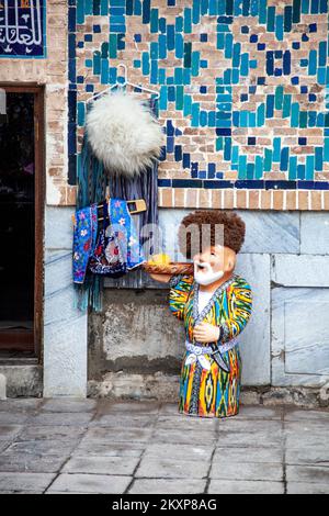 Figurines en céramique des vieux Ouzbeks en vêtements traditionnels. Ouzbékistan. Banque D'Images