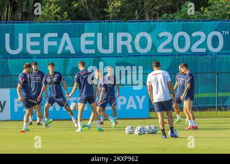 Joueurs de football pendant l'entraînement de l'équipe nationale croate de football, à Rovinj, Croatie, sur 26 juin 2021. La Croatie jouera l'Espagne dans l'EURO 2020 Round de 16 lundi, 28 juin à Copenhague, Danemark photo: Srecko Niketic/PIXSEL Banque D'Images