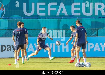 Joueurs de football pendant l'entraînement de l'équipe nationale croate de football, à Rovinj, Croatie, sur 26 juin 2021. La Croatie jouera l'Espagne dans l'EURO 2020 Round de 16 lundi, 28 juin à Copenhague, Danemark photo: Srecko Niketic/PIXSEL Banque D'Images