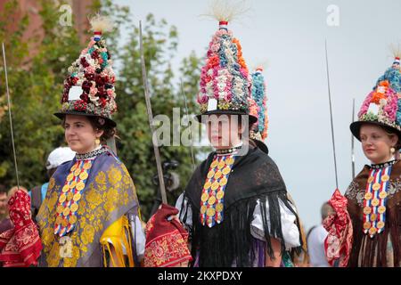 Les gens participent au festival de Dakovacki vezovi (broderie Dakovo) sur la place Strossmayer à Djakovo, Croatie, le 04. Juillet. Dakovacki vezovi a été fondée en 1967, à l'occasion de l'année internationale du tourisme. Il est considéré comme l'un des événements culturels majeurs de toute la Slavonie. Photo: Dubravka Petric/PIXSELL Banque D'Images