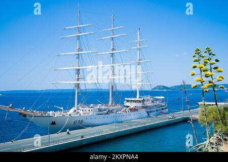 Le navire d'entraînement à la voile de la Marine nationale algérienne El-Mellah s'arrime au port de Split, en Croatie, sur 20 juillet 2021. El-Mellah (signifiant marin en arabe) a été construit par le chantier naval polonais Remontowa Shipbuilding à Gdansk et lancé en novembre 2015 et est l'un des plus grands voiliers scolaires du monde. Photo: Milan SABIC/PIXSELL Banque D'Images