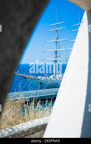 Le navire d'entraînement à la voile de la Marine nationale algérienne El-Mellah s'arrime au port de Split, en Croatie, sur 20 juillet 2021. El-Mellah (signifiant marin en arabe) a été construit par le chantier naval polonais Remontowa Shipbuilding à Gdansk et lancé en novembre 2015 et est l'un des plus grands voiliers scolaires du monde. Photo: Milan SABIC/PIXSELL Banque D'Images