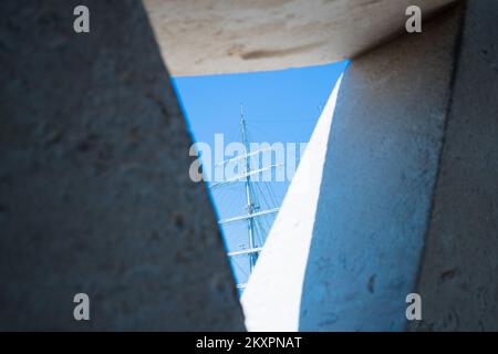 Le navire d'entraînement à la voile de la Marine nationale algérienne El-Mellah s'arrime au port de Split, en Croatie, sur 20 juillet 2021. El-Mellah (signifiant marin en arabe) a été construit par le chantier naval polonais Remontowa Shipbuilding à Gdansk et lancé en novembre 2015 et est l'un des plus grands voiliers scolaires du monde. Photo: Milan SABIC/PIXSELL Banque D'Images