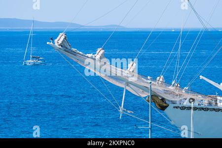 Le navire d'entraînement à la voile de la Marine nationale algérienne El-Mellah s'arrime au port de Split, en Croatie, sur 20 juillet 2021. El-Mellah (signifiant marin en arabe) a été construit par le chantier naval polonais Remontowa Shipbuilding à Gdansk et lancé en novembre 2015 et est l'un des plus grands voiliers scolaires du monde. Photo: Milan SABIC/PIXSELL Banque D'Images