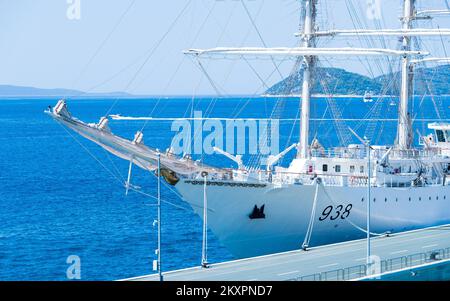 Le navire d'entraînement à la voile de la Marine nationale algérienne El-Mellah s'arrime au port de Split, en Croatie, sur 20 juillet 2021. El-Mellah (signifiant marin en arabe) a été construit par le chantier naval polonais Remontowa Shipbuilding à Gdansk et lancé en novembre 2015 et est l'un des plus grands voiliers scolaires du monde. Photo: Milan SABIC/PIXSELL Banque D'Images