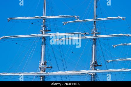 Le navire d'entraînement à la voile de la Marine nationale algérienne El-Mellah s'arrime au port de Split, en Croatie, sur 20 juillet 2021. El-Mellah (signifiant marin en arabe) a été construit par le chantier naval polonais Remontowa Shipbuilding à Gdansk et lancé en novembre 2015 et est l'un des plus grands voiliers scolaires du monde. Photo: Milan SABIC/PIXSELL Banque D'Images