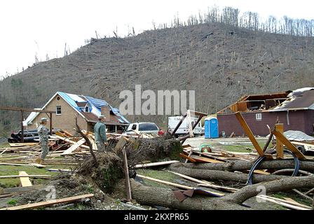 Tornado - Logan, W. , 8 mars 2012 sur l'invitation du gouverneur de la Virginie occidentale, la FEMA procède à des évaluations préliminaires des dommages dans les zones rurales du comté de Logan après que de graves tornades aient touché la communauté. Tout en évaluant les dommages, la FEMA travaille en étroite collaboration avec la Garde nationale de l'armée de l'État de Virginie-Occidentale pendant les phases d'intervention. Adam DuBrowa/ FEMA. Photographies relatives aux programmes, aux activités et aux fonctionnaires de gestion des catastrophes et des situations d'urgence Banque D'Images