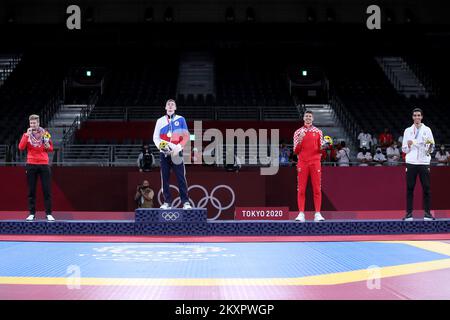 (G-D) médaillée d'argent Saleh El-Sharavaty de Jordanie, médaillée d'or Maksim Khramtcov de ROC, Et les médaillés de bronze Toni Kanaet de Croatie et Seif Eissa d'Egypte, posent sur le podium lors de la cérémonie de remise des médailles du Taekwondo hommes -80kg le troisième jour des Jeux Olympiques de Tokyo 2020 au Makuhari Messe Hall de 26 juillet 2021 à Chiba, au Japon. Photo: Igor Kralj/PIXSELL Banque D'Images