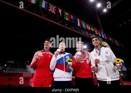 (G-D) médaillée de bronze Toni Kanaet de Croatie, médaillée d'or Maksim Khramtcov de ROC, médaillée d'argent Saleh El-Sharavaty de Jordanie, Et la médaillée de bronze Seif Eissa d'Égypte, pose après la cérémonie de remise des médailles du Taekwondo hommes -80kg le troisième jour des Jeux Olympiques de Tokyo 2020 au Palais des expositions de Makuhari sur 26 juillet 2021 à Chiba, au Japon. Photo: Igor Kralj/PIXSELL Banque D'Images