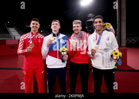 (G-D) médaillée de bronze Toni Kanaet de Croatie, médaillée d'or Maksim Khramtcov de ROC, médaillée d'argent Saleh El-Sharavaty de Jordanie, Et la médaillée de bronze Seif Eissa d'Égypte, pose après la cérémonie de remise des médailles du Taekwondo hommes -80kg le troisième jour des Jeux Olympiques de Tokyo 2020 au Palais des expositions de Makuhari sur 26 juillet 2021 à Chiba, au Japon. Photo: Igor Kralj/PIXSELL Banque D'Images