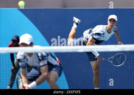 Joe Salisbur, de Grande-Bretagne, retourne une balle lors de son match de quart de finale avec Andy Murray, de Grande-Bretagne, contre Marin Cilic et Ivan Dodig, de Croatie, le cinquième jour des Jeux Olympiques de Tokyo 2020 au parc de tennis Ariake de 28 juillet 2021 à Tokyo, au Japon. Photo: Igor Kralj/PIXSELL Banque D'Images