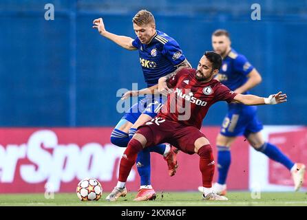 Croatie, Zagreb - 4 AOÛT 2021 Kristijan Jakic; Luquinhas lors de la troisième manche de qualification de la Ligue des champions de l'UEFA match de football du niveau 1 entre Dinamo Zagreb et Legia Varsovie sur le stade Maksimir. Photo: Josip Regovic/PIXSELL Banque D'Images