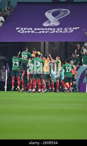 Lusail, Qatar. 30th novembre 2022. Les joueurs du Mexique célèbrent leur deuxième but lors du match du Groupe C entre l'Arabie saoudite et le Mexique lors de la coupe du monde de la FIFA 2022 au stade Lusail à Lusail, Qatar, le 30 novembre 2022. Credit: Xin Yuewei/Xinhua/Alay Live News Banque D'Images