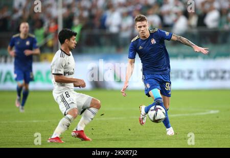 Kristijan Jakic de Dinamo Zagreb en action contre Andre Martins de Legia lors du troisième tour de qualification de la Ligue des champions de l'UEFA deuxième match entre Legia Varsovie et Dinamo Zagreb au stade municipal Marshall Jozef Pilsudski sur 10 août 2021 à Varsovie, en Pologne. Phoot: MatijaHabljak/PIXSELL Banque D'Images