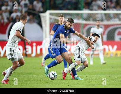 Bruno Petkovic de Dinamo Zagreb et Andre Martins de Legia en action l lors du troisième tour d'entraînement de la Ligue des champions de l'UEFA coupe ronde deux entre Legia Varsovie et Dinamo Zagreb au stade municipal Marshall Jozef Pilsudski sur 10 août 2021 à Varsovie, en Pologne. Phoot: MatijaHabljak/PIXSELL Banque D'Images