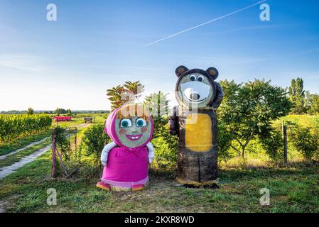 Personnages de dessins animés Masha et l'ours fait de balles de foin vu à l'entrée de Jelisavac près de Nasice, en Croatie, le 13 août 2021, photo:Davor Javorovic/PIXSELL Banque D'Images