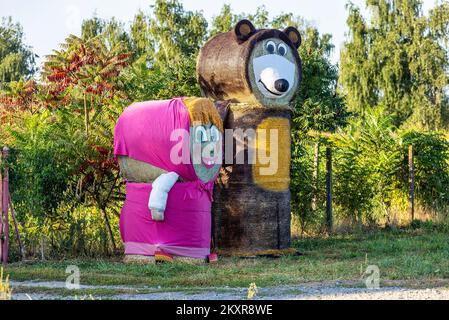 Personnages de dessins animés Masha et l'ours fait de balles de foin vu à l'entrée de Jelisavac près de Nasice, en Croatie, le 13 août 2021, photo:Davor Javorovic/PIXSELL Banque D'Images