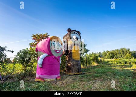 Personnages de dessins animés Masha et l'ours fait de balles de foin vu à l'entrée de Jelisavac près de Nasice, en Croatie, le 13 août 2021, photo:Davor Javorovic/PIXSELL Banque D'Images