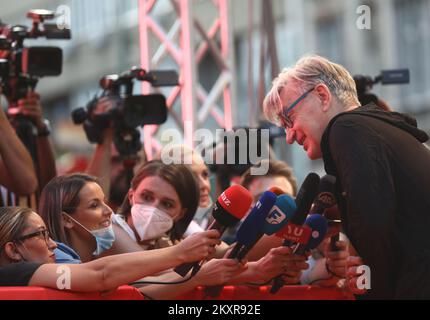 Le réalisateur allemand Wim Wenders vient à l'ouverture du Festival du film de Sarajevo 27th devant le Théâtre national de Sarajevo, Bosnie-Herzégovine sur 13 août 2021. Lors de la cérémonie d'ouverture au Théâtre national de Sarajevo, le « coeur honoraire de Sarajevo » a été décerné au réalisateur allemand Wim Wenders, l'une des figures centrales du cinéma mondial. Une rétrospective de ses films sélectionnés sera présentée dans le cadre du programme « hommage à ». Photo: Armin Durgut/PIXSELL Banque D'Images