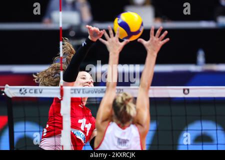 ZADAR, CROATIE - AOÛT 19 : Maja Storck de Suisse en action pendant le match de la CEV EuroVolley 2021 Pool C entre la Croatie et la Suisse au Kresimir Cosic Hall du Centre sportif de Visnjik sur 19 août 2021 à Zadar, Croatie. Photo: Luka Stanzl/PIXSELL Banque D'Images