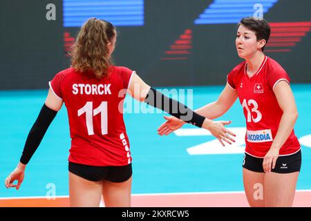 ZADAR, CROATIE - AOÛT 19 : Maja Storck et Oriane HÃ¤mmerli de Suisse célèbrent les points lors du match CEV EuroVolley 2021 Pool C entre la Croatie et la Suisse à la salle Kresimir Cosic du centre sportif de Visnjik sur 19 août 2021 à Zadar, Croatie. Photo: Luka Stanzl/PIXSELL Banque D'Images