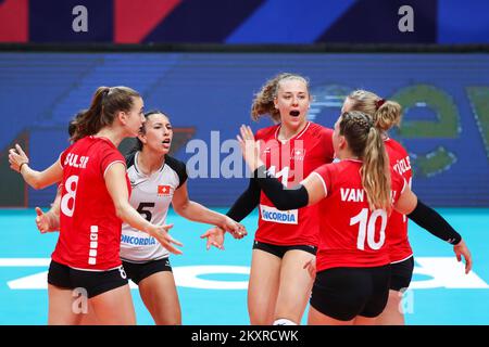 ZADAR, CROATIE - AOÛT 19: Les joueurs de volleyball suisses célèbrent un point lors du match CEV EuroVolley 2021 Pool C entre la Croatie et la Suisse au Kresimir Cosic Hall du Centre sportif de Visnjik sur 19 août 2021 à Zadar, Croatie. Photo: Luka Stanzl/PIXSELL Banque D'Images